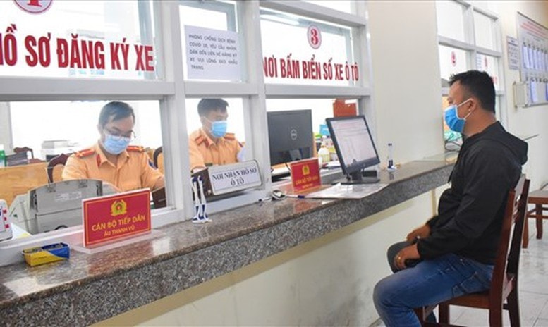 “Khóa” đăng ký xe để cưỡng chế người “chây ì” nộp phạt: Nên hay không?