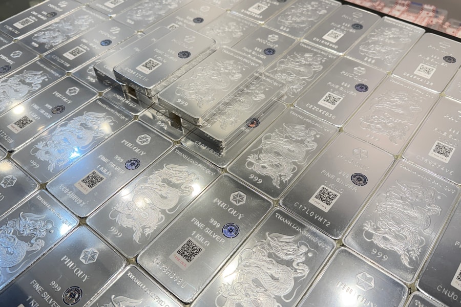 Giá bạc chia đôi từ đỉnh, người mua ôm 'cục đắng'