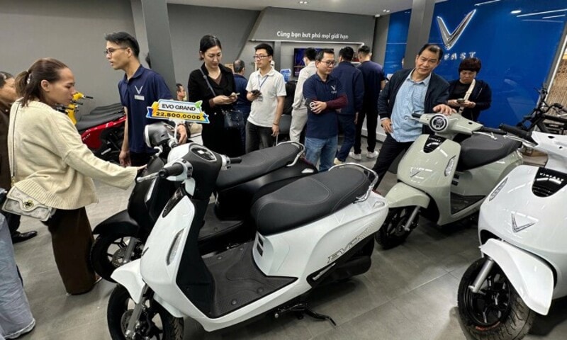 Thị trường Hà Nội sôi động với làn sóng đổi xe xăng sang xe điện