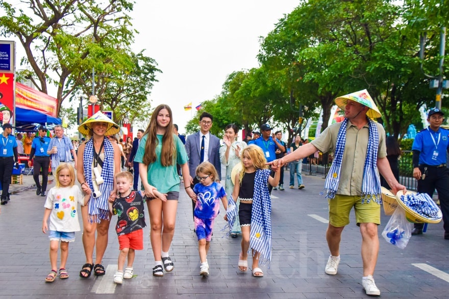 Tăng trưởng khá, dịch vụ trở thành động lực quan trọng