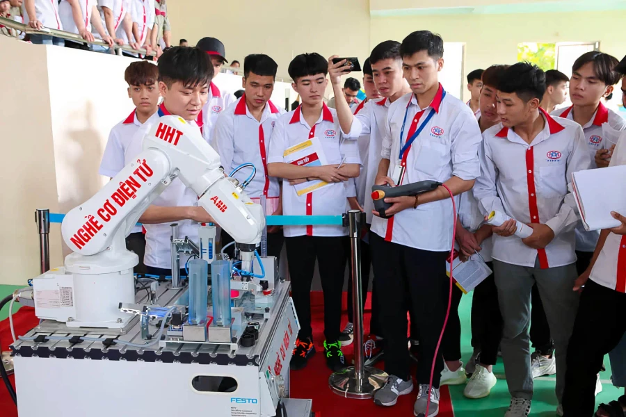 Tuyển sinh lớp 10 ở Hà Nội: Khi “cánh cửa công lập” không rộng, lựa chọn nào cho con?