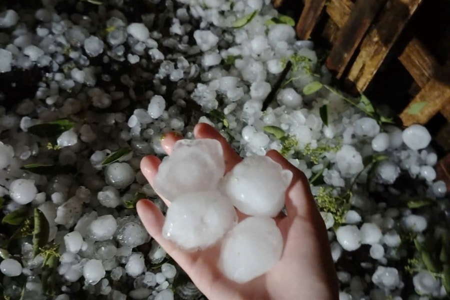 Mưa đá kèm giông lốc trong đêm gây sập nhà sàn, 4 người bị thương ở Lào Cai