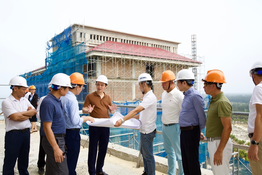 Chủ tịch FLC thị sát quần thể hơn 23.000 tỷ tại Quảng Trị, khách sạn 5 sao “chạy nước rút” trước thềm Năm Du lịch quốc gia 2027