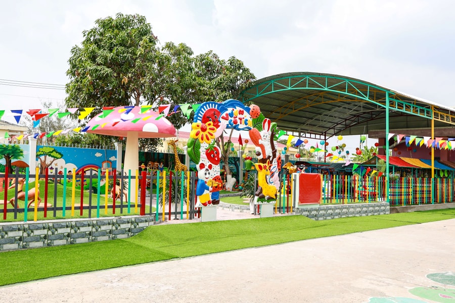Amway Việt Nam tặng sân chơi cho trường mẫu giáo Vĩnh Viễn