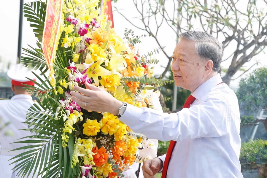 Tổng Bí thư, Chủ tịch nước Tô Lâm dâng hương tưởng niệm Tổng Bí thư Hà Huy Tập