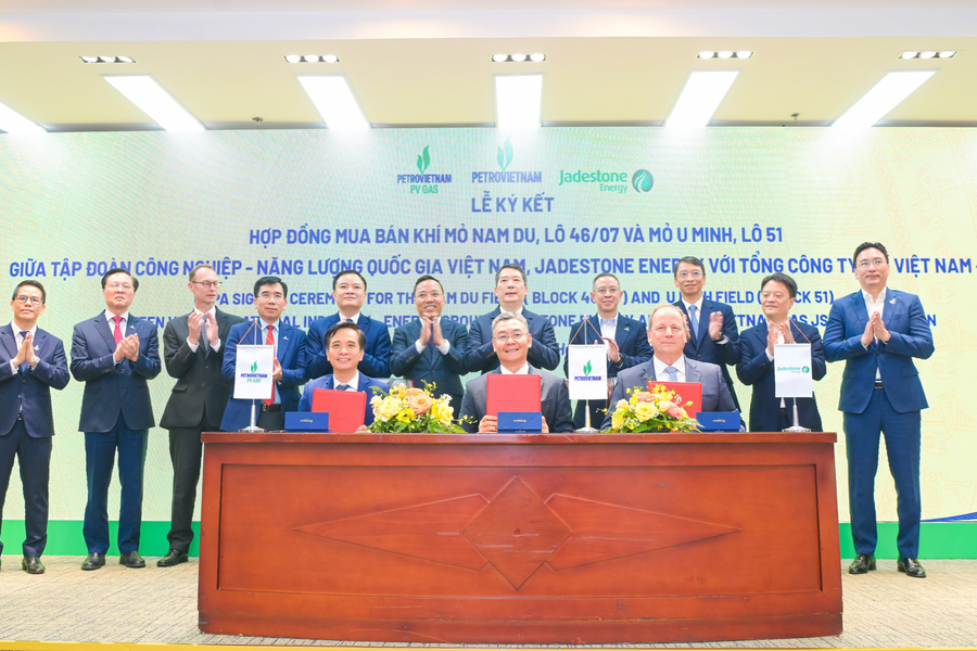 Petrovietnam/PV GAS ký kết và trao các văn kiện Dự án phát triển mỏ Nam Du - U Minh