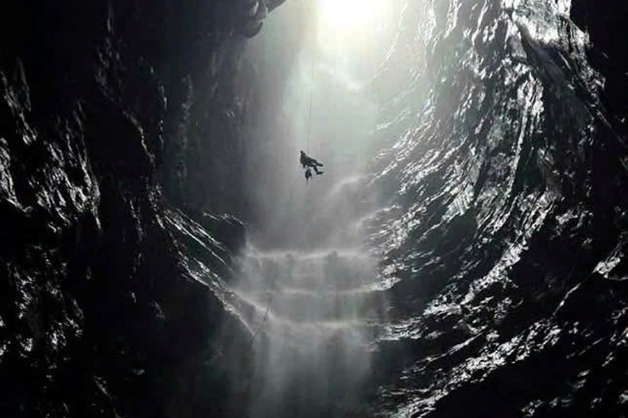 Phong Nha - Kẻ Bàng phát hiện hang động mới sâu 350m chứa thác nước kỳ vĩ