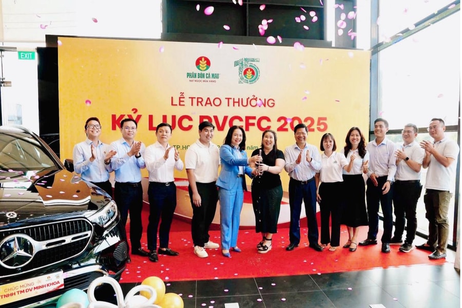 Phân bón Cà Mau vinh danh đại lý đạt kỷ lục tiêu thụ NPK Cà Mau bằng Mercedes-Benz