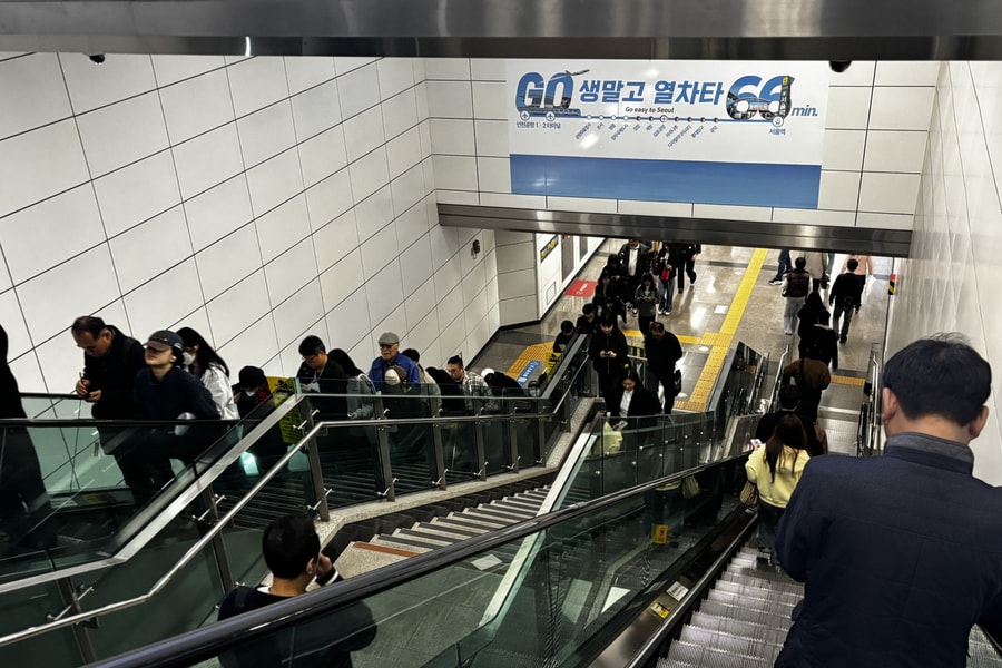 Đứng hay đi trên thang cuốn: Khi thói quen cần được nhìn lại