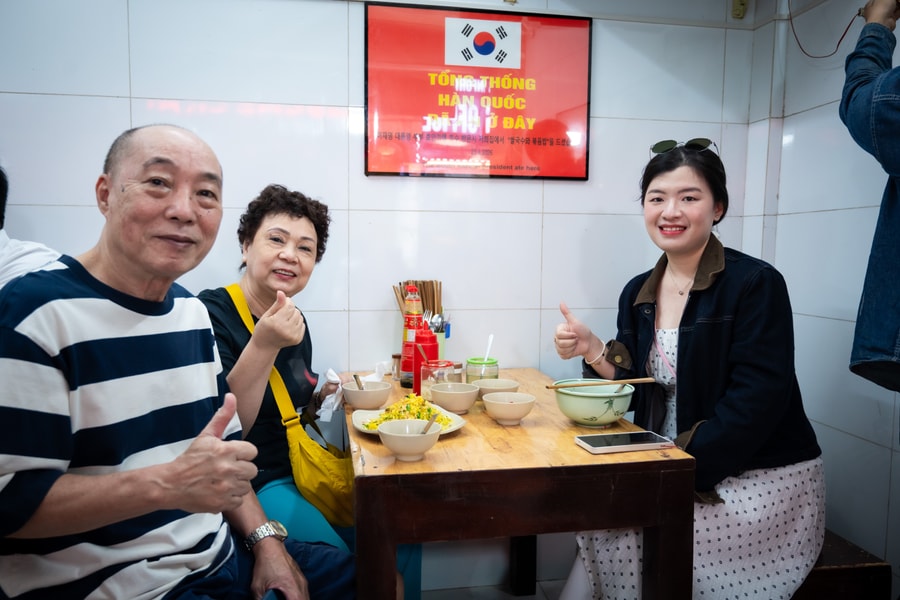 Nườm nượp khách ăn phở giống Tổng thống Hàn Quốc, mong 'xin vía'