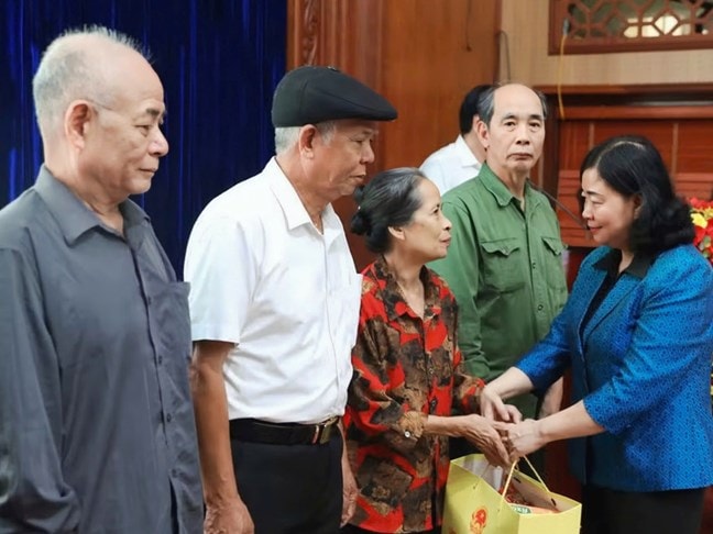 Chủ tịch Ủy ban Trung ương MTTQ Việt Nam thăm, tặng quà gia đình chính sách ở Ninh Bình