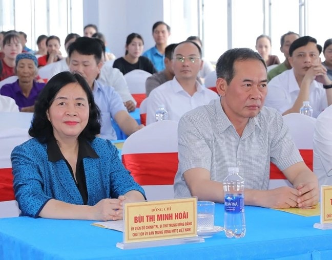 Chủ tịch UBTƯ MTTQ Việt Nam trao quà cho gia đình chính sách, người nghèo và công nhân lao động khó khăn tại Thanh Hóa