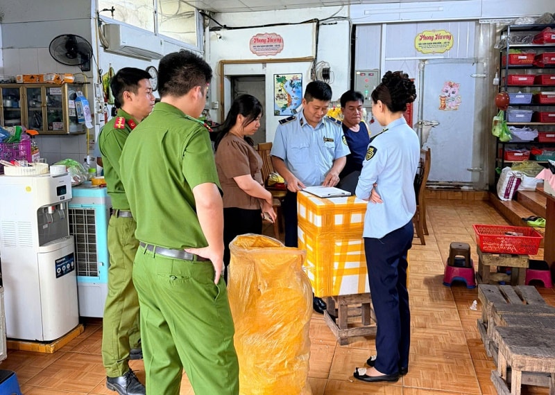 Truy quét hàng giả, chặn đứng thực phẩm lậu tràn vào các khu du lịch