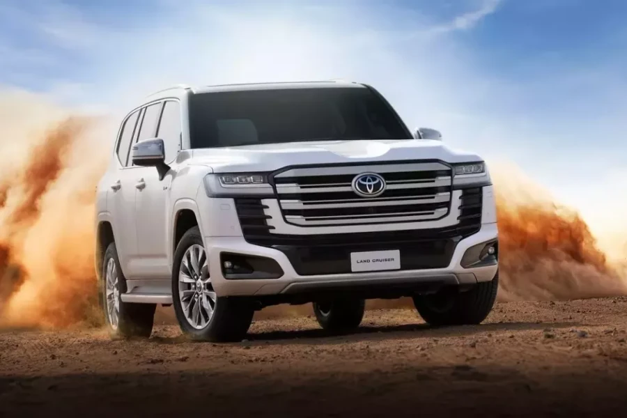Toyota Land Cruiser LC 300 hybrid tiếp nối sự phi lý?