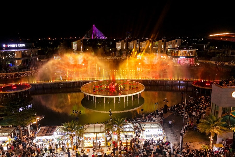 Từ sức nóng của show nhạc nước vạn người đến "cú hích" lộ diện 5 tòa tháp biểu tượng tại Regal Legend