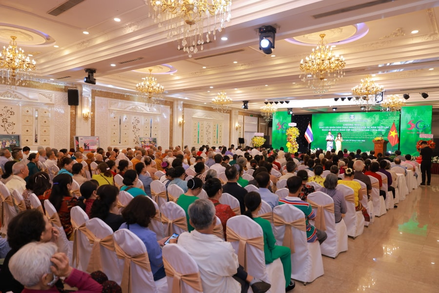 Trao tặng quà cho Hội viên Hữu nghị Việt Nam - Thái Lan