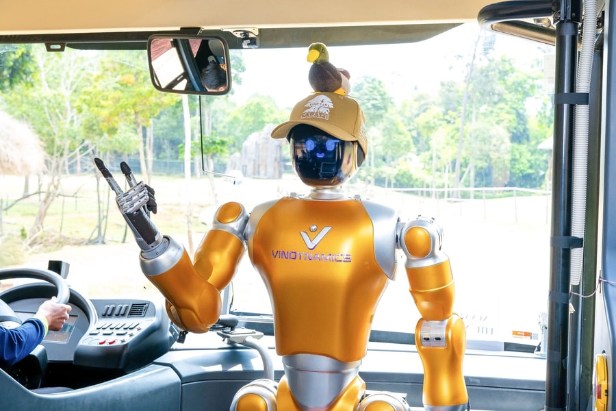 Robot hình người VinDynamics thử nghiệm thực tế tại Vinpearl Safari Phú Quốc