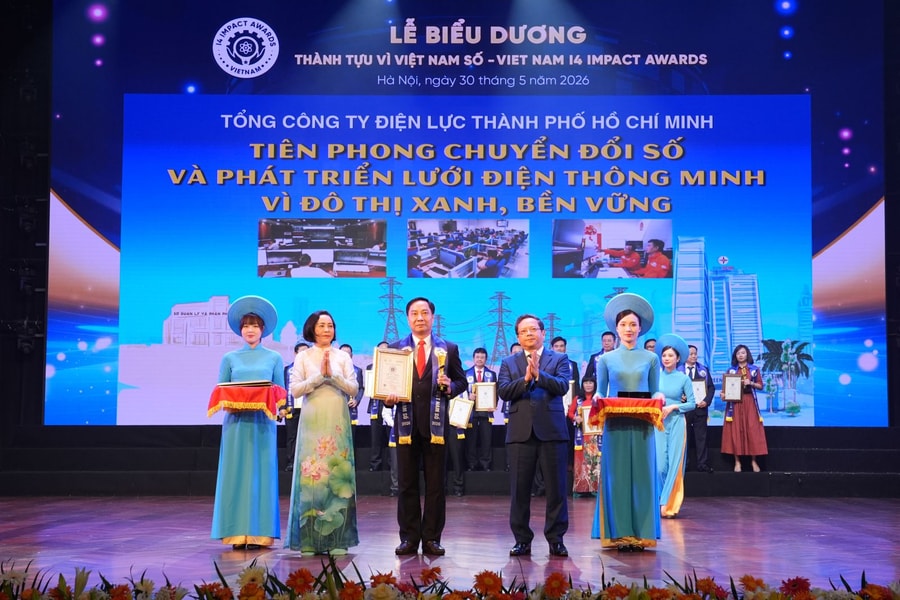EVNHCMC và Chủ tịch HĐTV Phạm Quốc Bảo được vinh danh tại Lễ biểu dương thành tựu vì Việt Nam số năm 2026