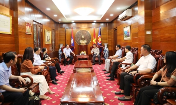 Bí thư Tỉnh ủy Quảng Ninh Quản Minh Cường chào xã giao Tổng Lãnh sự Việt Nam tại Luông Pha Băng (Lào)