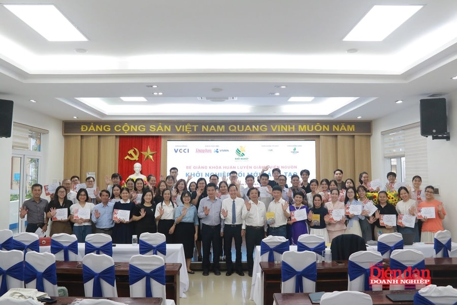Bế giảng Khóa huấn luyện giảng viên nguồn về khởi nghiệp đổi mới sáng tạo