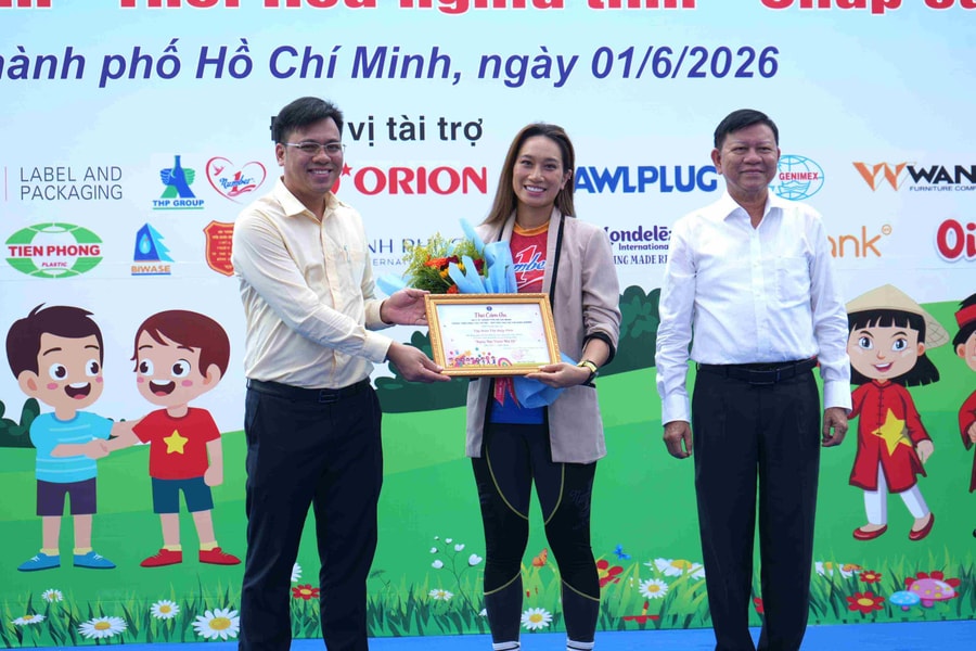 Hơn 1.700 phần quà được trao tới trẻ em khó khăn trong Tháng hành động vì trẻ em