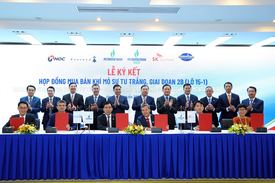 Petrovietnam ký hợp đồng chia sản phẩm dầu khí và hợp đồng mua bán khí, mỏ Sư Tử Trắng