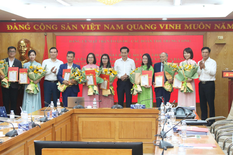 Xây dựng đội ngũ báo cáo viên thực sự là chiến sĩ xung kích trên mặt trận tư tưởng của Đảng