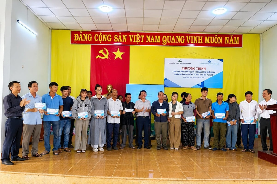 BSR tặng thẻ BHYT cho người nghèo