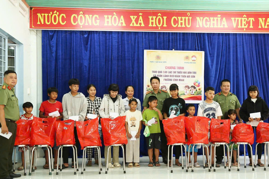 Về nguồn - Tri ân các gia đình thương binh, liệt sĩ, gia đình có công với cách mạng