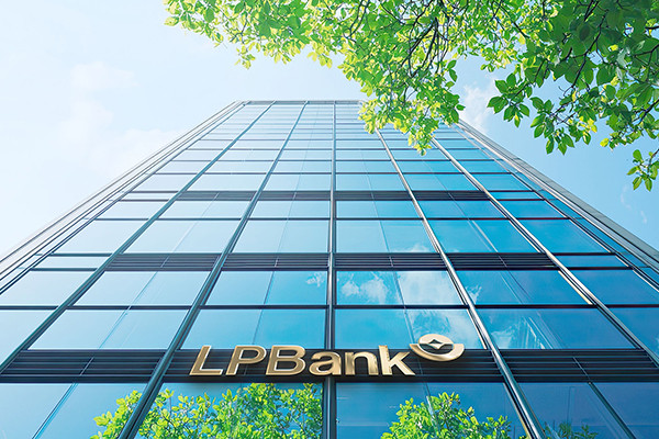 LPBank báo lãi gần 6.000 tỷ đồng, thu ngoài lãi tăng 33% sau 6 tháng đầu năm 2026