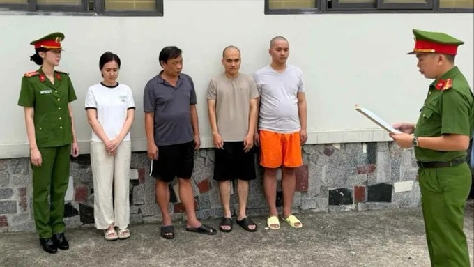 Thấy gì từ “cung đường” của 3.400 viên kim cương nhập lậu?