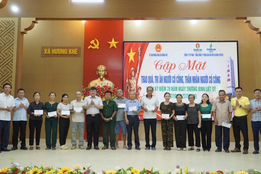 Phân bón Cà Mau trao tặng 600 triệu đồng tri ân gia đình chính sách