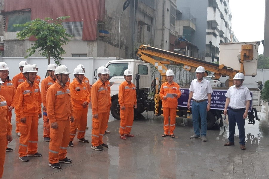 EVNNPC chủ động bảo vệ sức khỏe người lao động trong mùa mưa bão