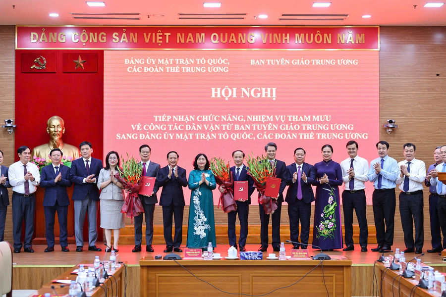 Đảng ủy Mặt trận Tổ quốc, các đoàn thể Trung ương tiếp nhận chức năng tham mưu về công tác dân vận