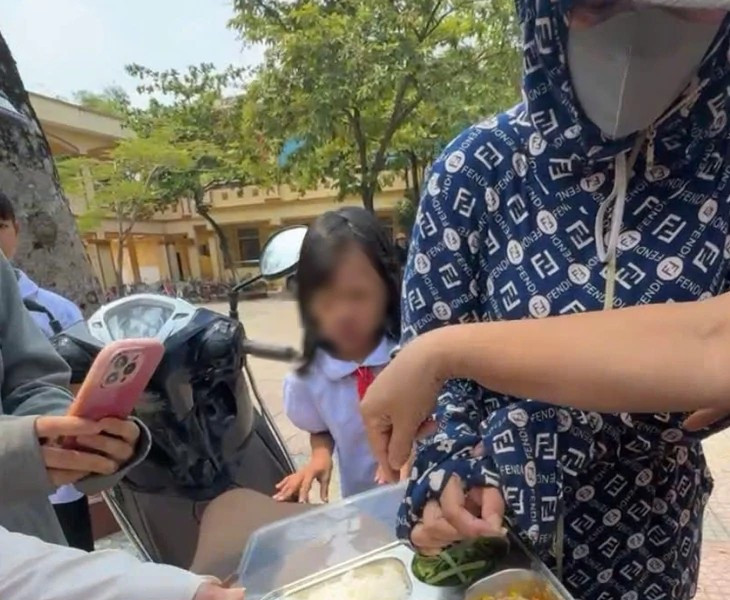 Ai “gác cửa” bữa ăn học đường?