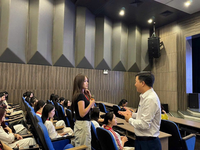 THẦY CÔ KHOA HÀNH CHÍNH HỌC GẶP MẶT TÂN SINH VIÊN K26