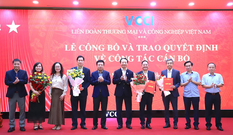 VCCI công bố và trao quyết định về công tác cán bộ